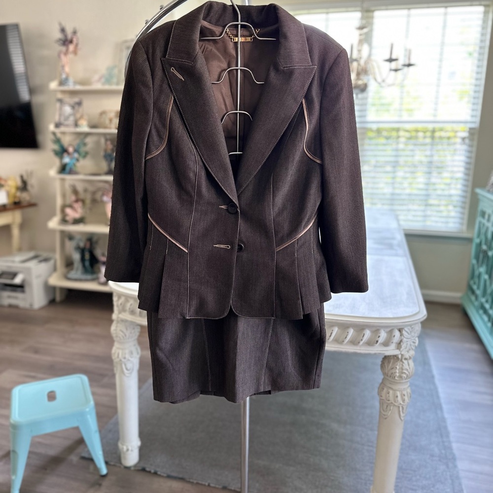 Bebe Brown Women’s two piece suit Size 8